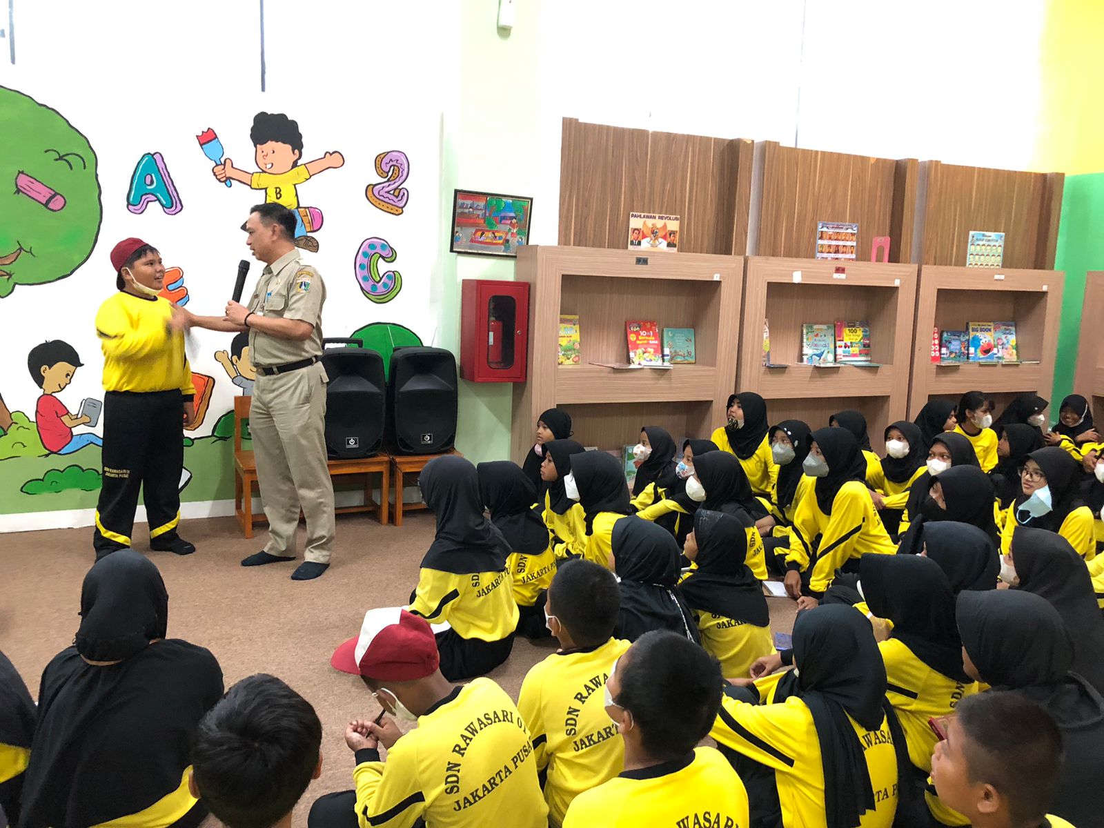 Wisata Literasi Ke Perpustakaan Petojo Enclek Dari SDN Rawasari 01